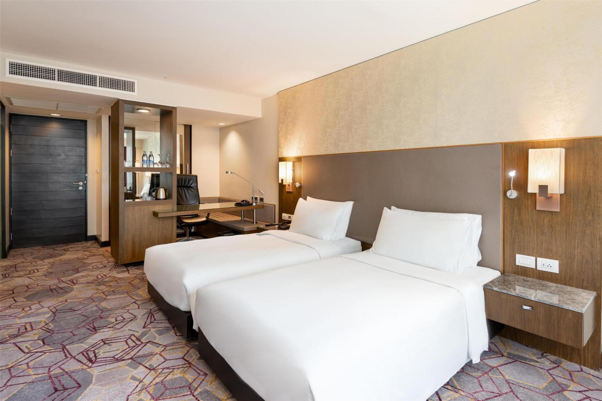 Отель Radisson Sukhumvit 4*